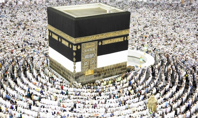 Muslim worshippers perform the evening (Isha) prayers at the Kaaba, Islam's holiest shrine, at the Grand Mosque in Saudi Arabia's holy city of Makkah on August 25, 2017. (AFP)