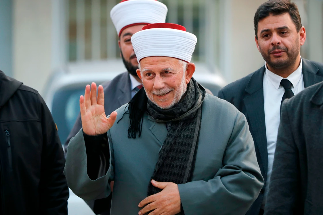 Israel slammed for banning top cleric from holy site