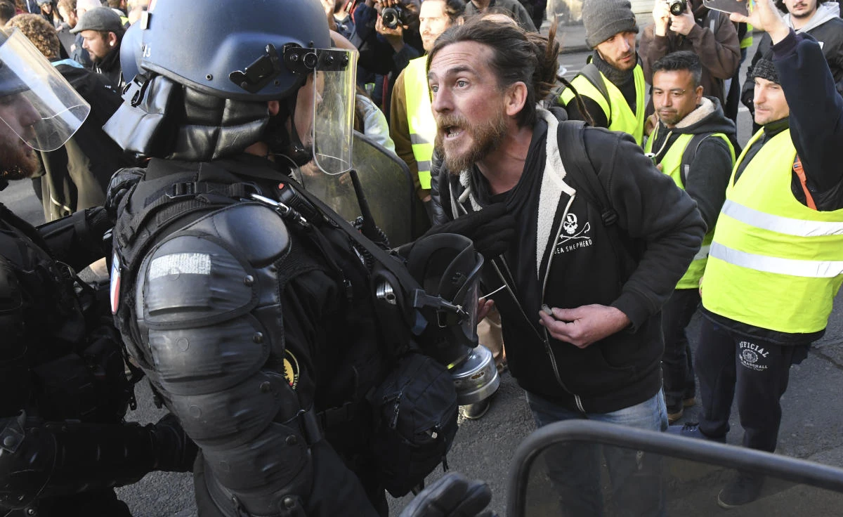 French police hit with poo bombs at ‘yellow vest’ protests