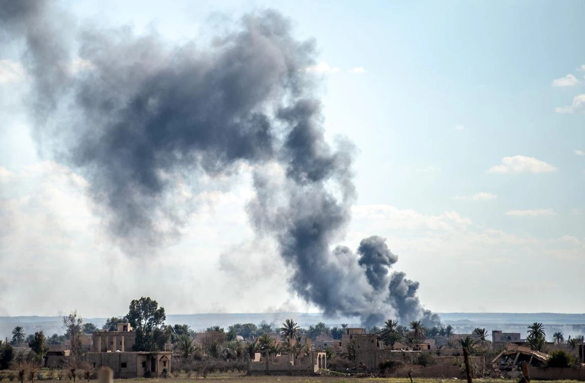 Smoke billows after shelling on the Daesh group's last holdout of Baghouz, in the eastern Syrian Deir Ezzor province on March 3, 2019. (AFP)