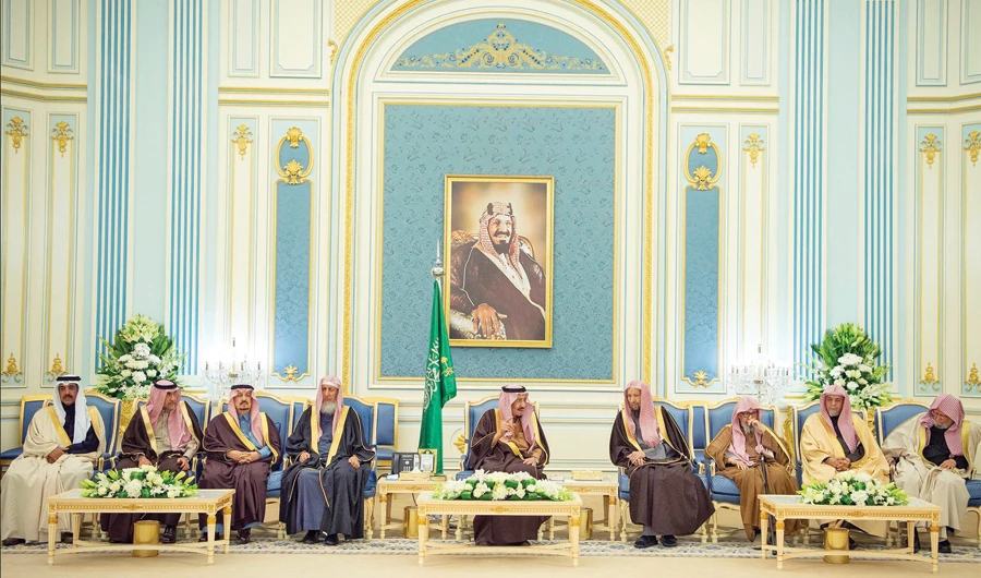 King Salman holds talks with religious scholars during a reception in Riyadh. The event was attended by princes and senior citizens. (SPA)
