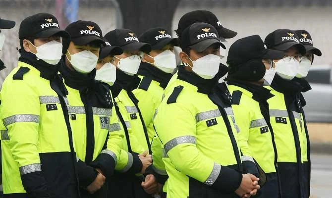 South Korean policemen wearing face masks line up outside a government complex during heavily polluted weather in Seoul on March 5, 2019. (AFP)