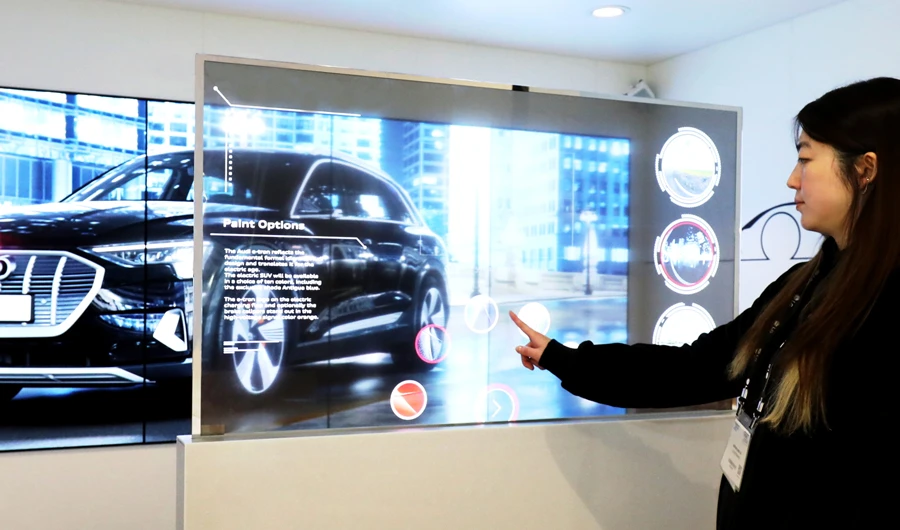 The signage featured displays that curve up to 1,000R for wrapping around various surfaces, ideal for business-to-business applications that require a truly customizable approach.
