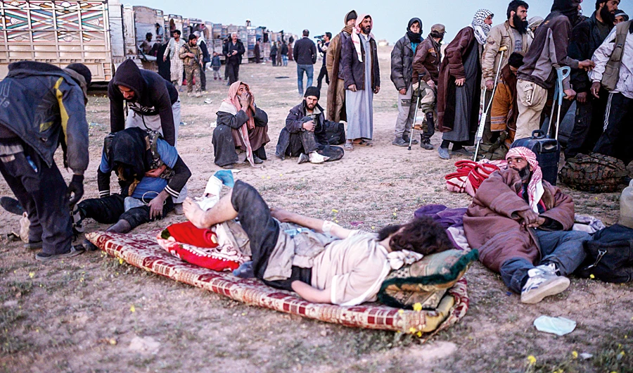 Hundreds limp out of besieged Syria Daesh enclave