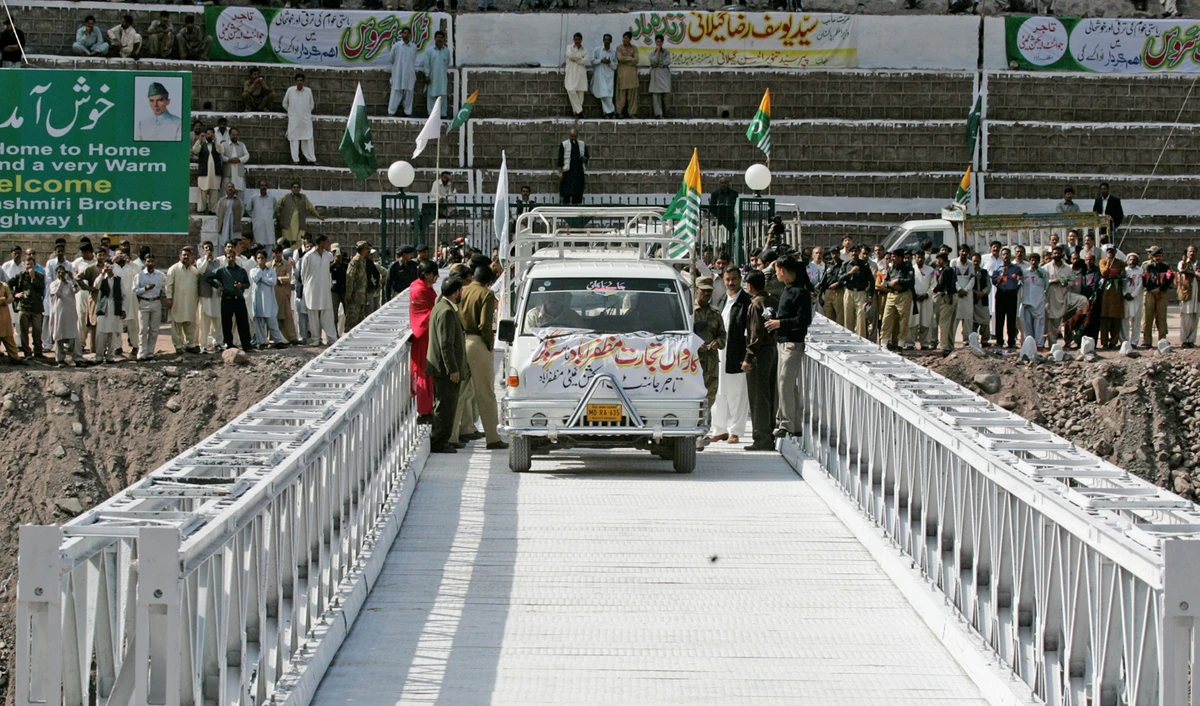 In this file photo, the first vehicle crosses the bridge which connects Indian-Administrated Kashmir and Pakistan-Administrated Kashmir during cross-border trade at Kaman Post, 118km (73 miles) north of Srinagar, Oct. 21, 2008. (REUTERS)