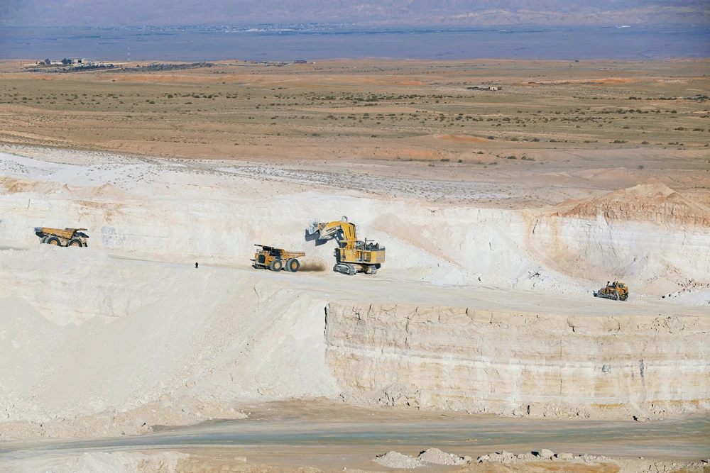 Ghost workers sap phosphate wealth in Tunisia