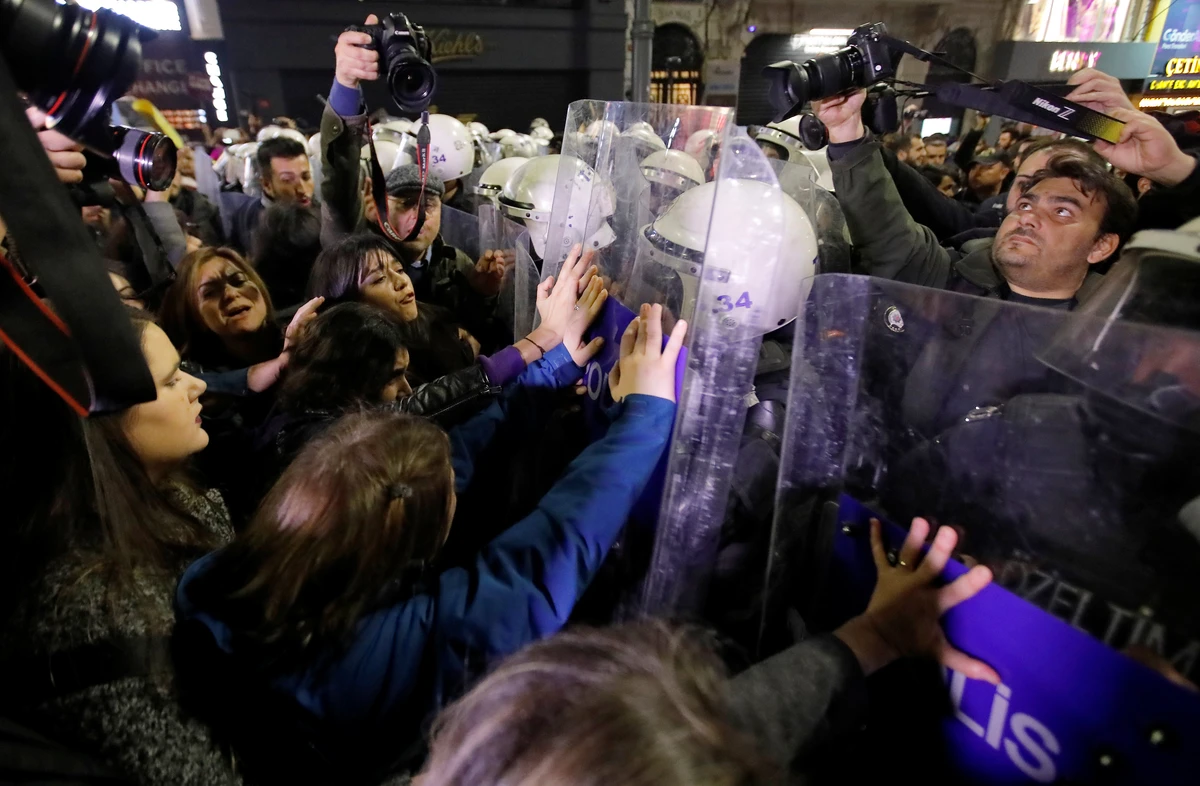 Istanbul police fire tear gas at banned women’s day rally