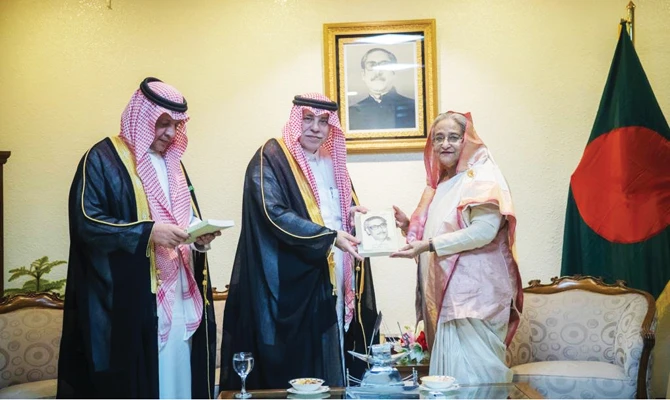 Saudi Minister of Commerce and Investment Majid bin Abdullah Al-Qassabi meets Bangladesh’s Prime Minister Sheikh Hasina Wazed. (SPA)