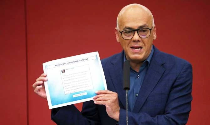 Venezuela's Communications and Information Minister Jorge Rodriguez holds an image of U.S. Senator Marco Rubio's tweet as he delivers a statement to the media at Miraflores Palace in Caracas, Venezuela, March 12, 2019. (REUTERS)