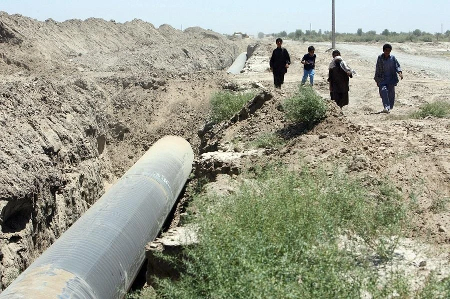 Iranians walk past a pipeline, in the south-eastern city of Zahedan 18 August 2007. (File/AFP)