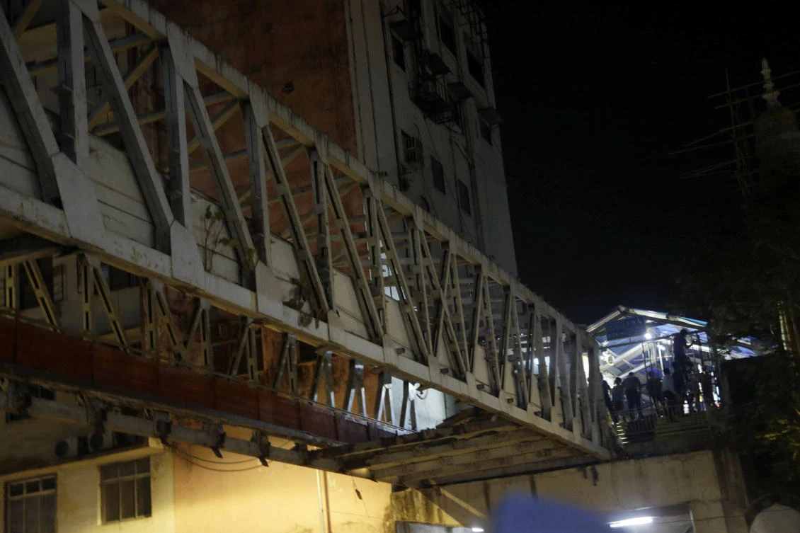 A pedestrian bridge stands hollow after parts of it collapsed in Mumbai, India, Thursday, March 14, 2019. (AP)