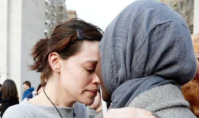 People gather at a vigil to mourn for the victims of the Christchurch mosque attack in New Zealand, at Washington Square Park in Manhattan, in New York City, New York, U.S. March 15, 2019. (REUTERS)