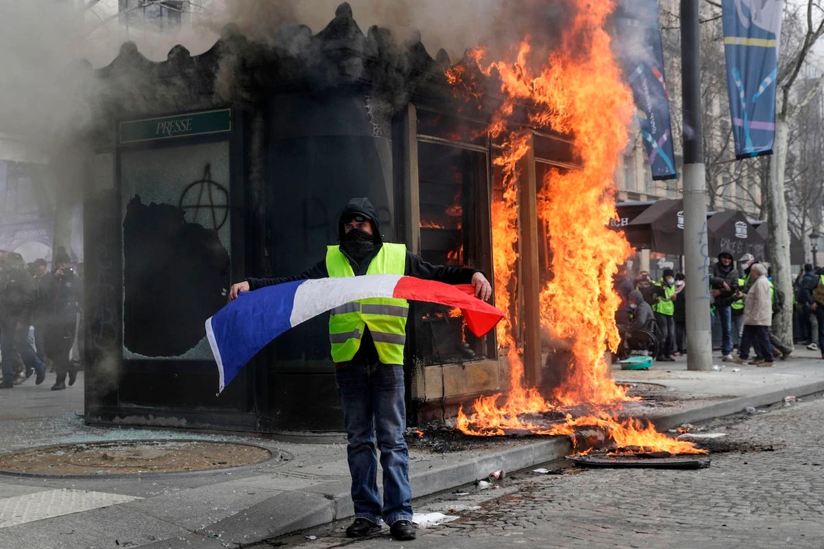 Paris stores looted, bank torched in new 'yellow vest' violence
