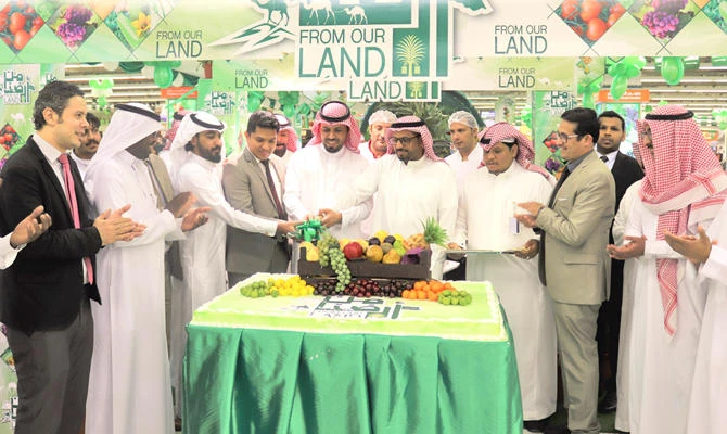 Riyadh Environment, Water and Agriculture Manager Fahad Al-Hamzi inaugurated the festival at LuLu Hypermarket, Riyadh. Also seen are Abdullah Hamdan Suwailem Anaizi, marketing manager; and Hatim Mustansir regional director.