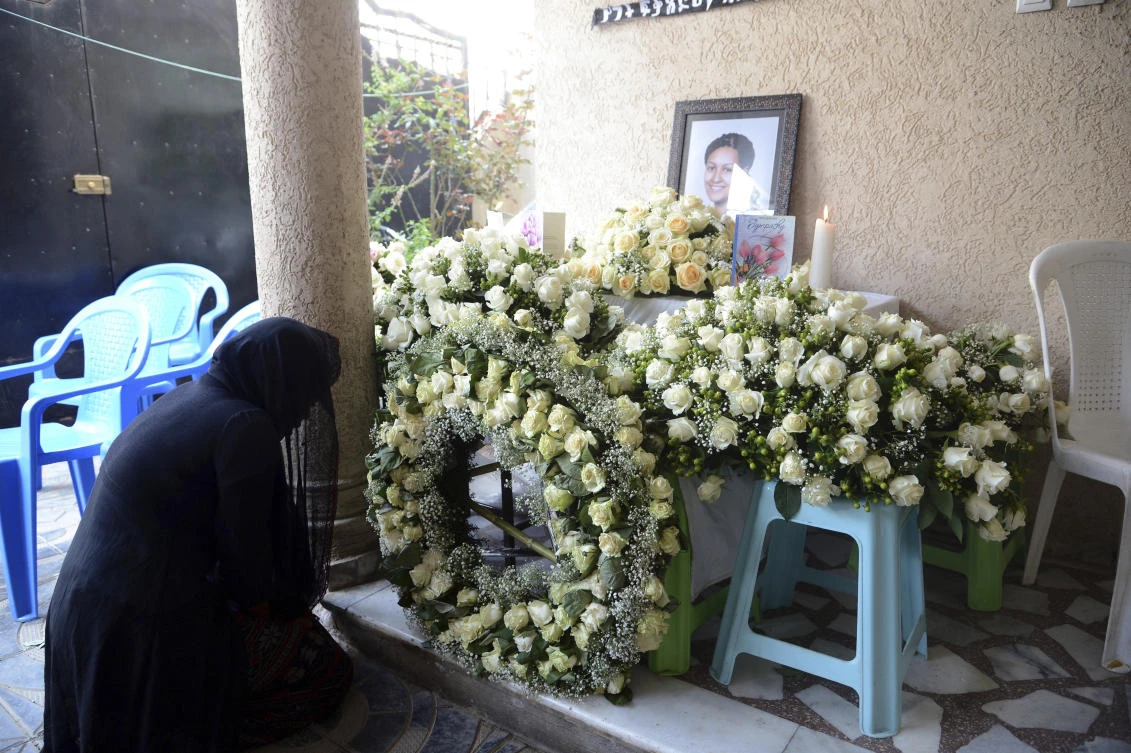 At Ethiopia flight memorial, white roses mark passing of lives