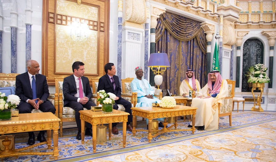 King Salman receives ambassadors from a number of friendly countries at Al-Yamamah Palace in Riyadh on Sunday. (SPA)