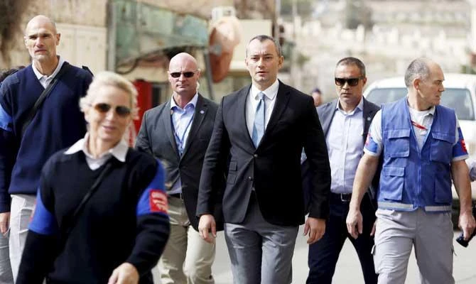 Nickolay Mladenov, the U.N. special coordinator for Middle East peace visits Hebron, in the Israeli-occupied West Bank November 4, 2015. (REUTERS)