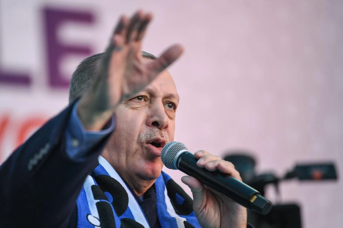 Turkish President Recep Tayyip Erdogan sings his election song before delivering a speech at an election rally in Istanbul's Kasimpasa district, on March 5, 2019. (AFP)