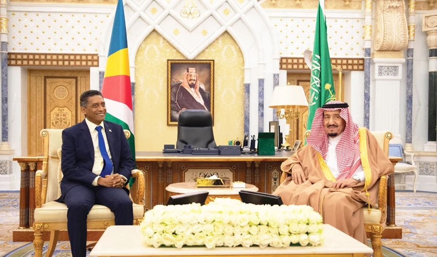 King Salman meets Seychelles President Danny Faure in Riyadh on Wednesday. (SPA)