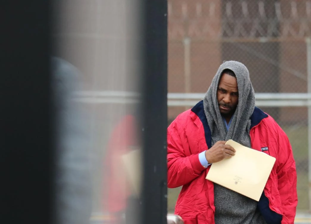 Citing cash woes, R Kelly asks judge for OK to fly to Dubai