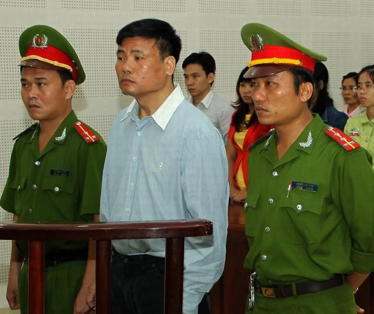Blogger Truong Duy Nhat, center, stands trial at a local People’s Court in the central city of Da Nang on March 4, 2014 file photo. Nhat fled to Thailand in January and applied for refugee status, but ended up in a Hanoi jail. (Vietnam News Agency/AFP)