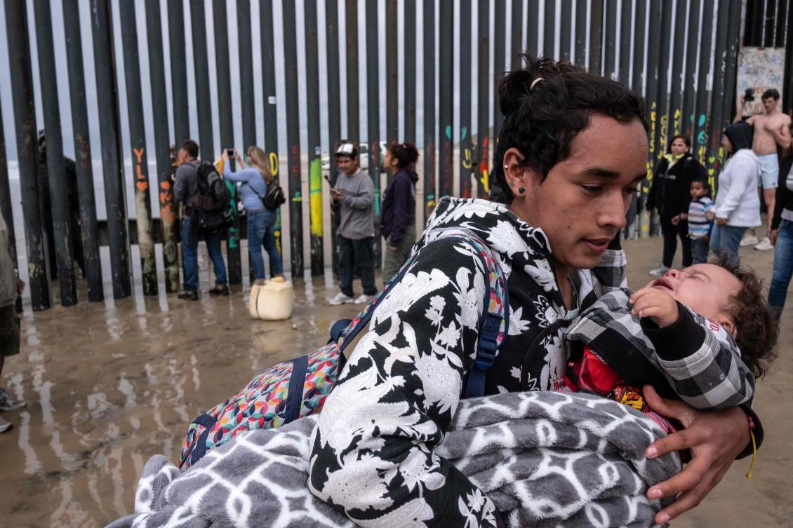 Migrants trying to cross with an improvised rope made of clothing faced Border Patrol agents and after a few minutes clash — wet sand against pepper spray — they gave up in their attempt. (AFP)