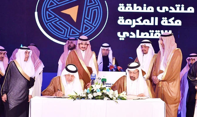Makkah Gov. Prince Khalid Al-Faisal and Energy Minister Khalid Al-Falih sign a memorandum of understanding to start implementing the early stages of the ministry’s Al-Faisaliah Solar Energy Project. (SPA)