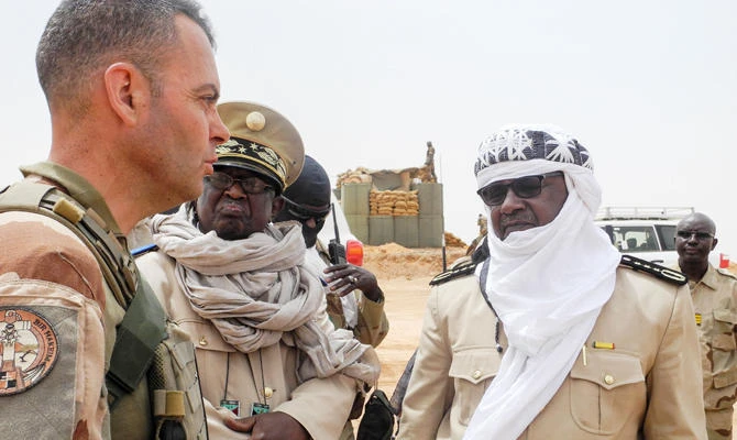 Colonel Gabriel Soubrier (L) from the Barkhane mission in Africa's Sahel region, speaks with Anderamboukane prefect Moussa Diallo (C) and Menaka region governor Daouda Maiga (R) at the military base of Malian Army forces (Fama) in Anderamboukane, Menaka region, on March 22, 2019. (AFP)