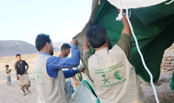 Saudi aid agency distributed 100 tents, 600 blankets and 200 rugs in the Yemeni governorate of Al-Mahrah, along with 3,320 cartons of dates in the Al-Makha district of Taiz governorate, benefiting 19,920 people. (SPA)