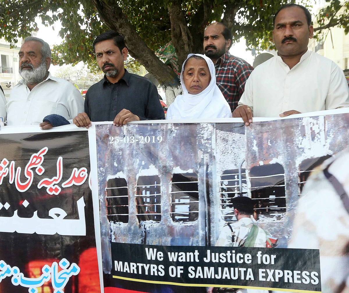 Pakistanis protest acquittal of 4 in India train attack