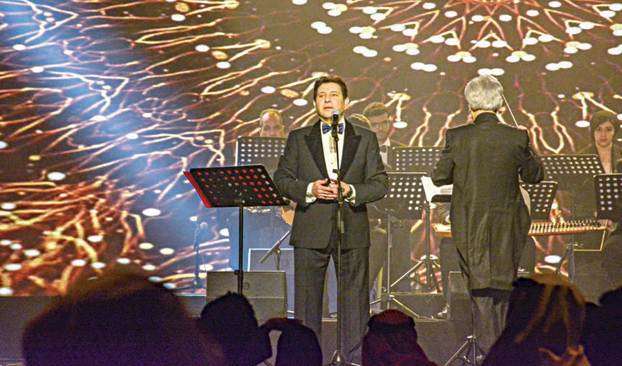 Hani Shaker performs at the tribute concert in honor of the legendary Egyptian singer Abdel Halim Hafez. (AN photo by Huda Bashatah)