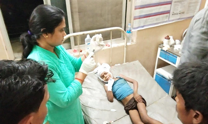 A victim of a thunderstorm undergoes treatment at a hospital in Parsha District, Nepal March 31, 2019. (REUTERS)