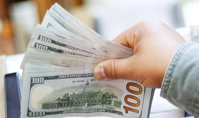 Anonymous customers leave $2,000 tip to surprise of waiters