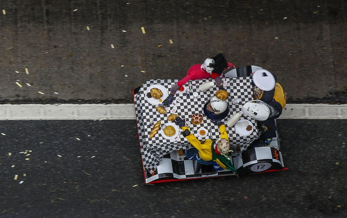 CORRECTION / A team competes in the Red Bull Soapbox race in Sao Paulo, Brazil on April 14, 2019. The Red Bull Soapbox race is an annual event where amateur drivers race with their homemade soapbox vehicles down a 420 m hill through obstacles. / AFP / Miguel SCHINCARIOL