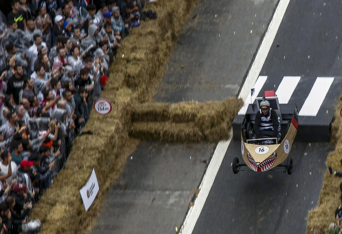 CORRECTION / A team competes in the Red Bull Soapbox race in Sao Paulo, Brazil on April 14, 2019. The Red Bull Soapbox race is an annual event where amateur drivers race with their homemade soapbox vehicles down a 420 m hill through obstacles. / AFP / Miguel SCHINCARIOL
