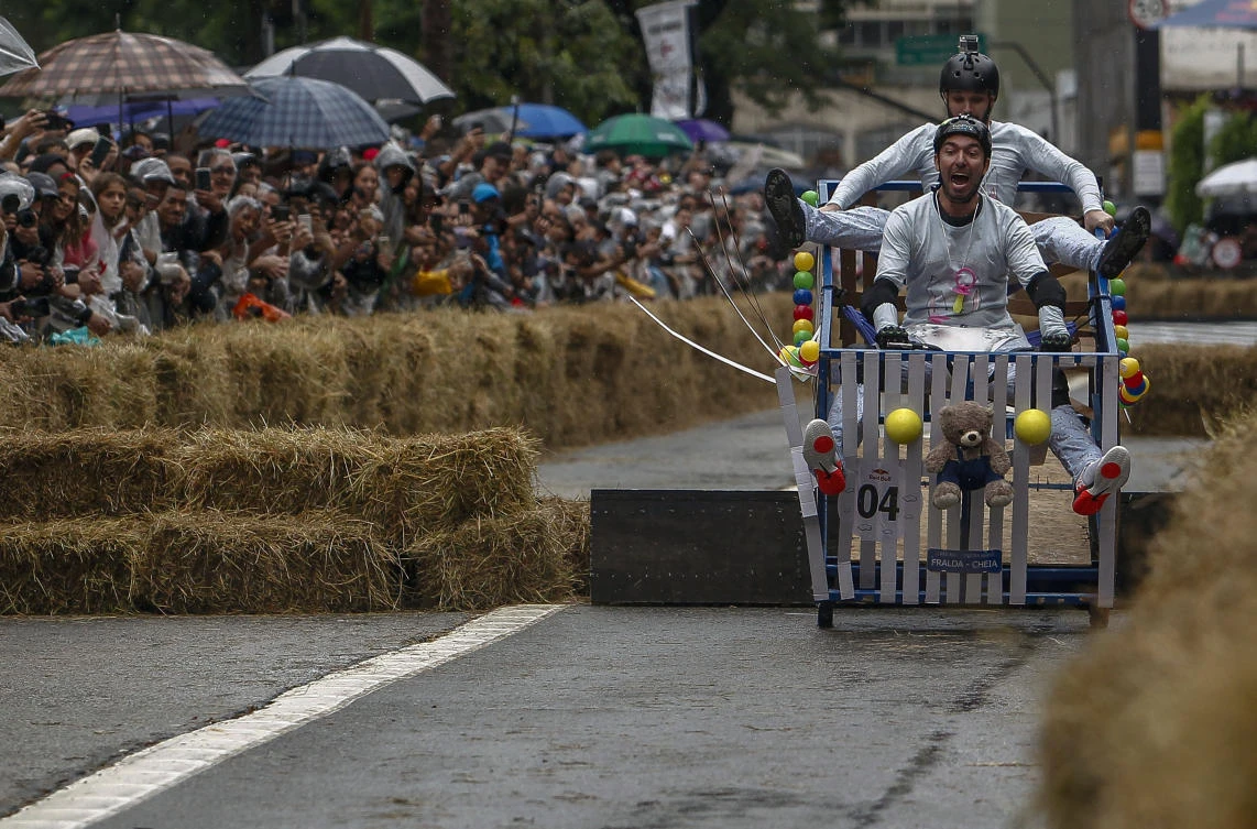 CORRECTION / A team competes in the Red Bull Soapbox race in Sao Paulo, Brazil on April 14, 2019. The Red Bull Soapbox race is an annual event where amateur drivers race with their homemade soapbox vehicles down a 420 m hill through obstacles. / AFP / Miguel SCHINCARIOL