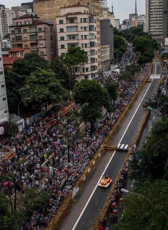 Aerial view of the Red Bull Soapbox race in Sao Paulo, Brazil on April 14, 2019. The Red Bull Soapbox race is an annual event where amateur drivers race with their homemade soapbox vehicles down a 420 m hill through obstacles. / AFP / Miguel SCHINCARIOL