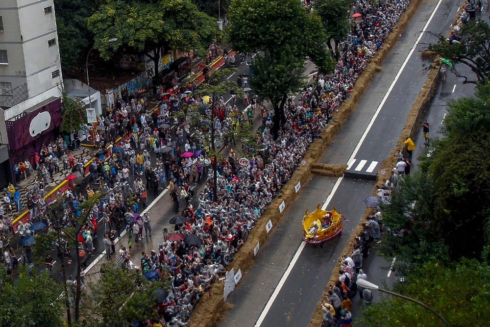 Aerial view of the Red Bull Soapbox race in Sao Paulo, Brazil on April 14, 2019. The Red Bull Soapbox race is an annual event where amateur drivers race with their homemade soapbox vehicles down a 420 m hill through obstacles. / AFP / Miguel SCHINCARIOL