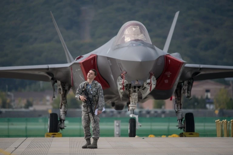 A US soldier guards a US F35 stealth aircraft. (File photo/AFP)