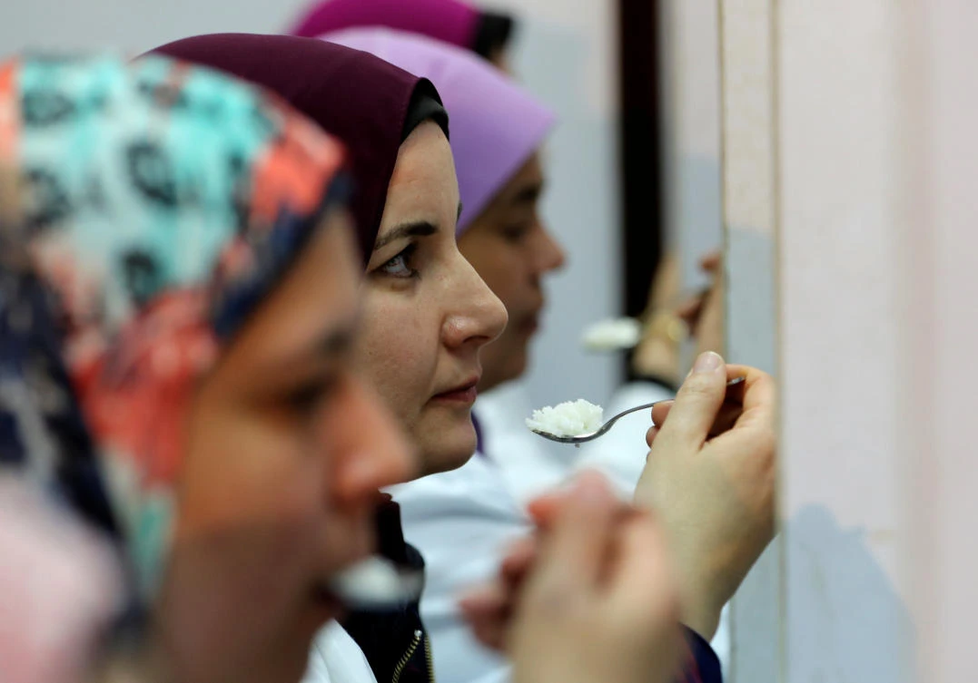 In Egypt, rice import samples are judged in the kitchen