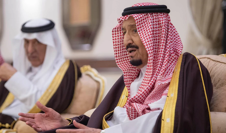King Salman received dignitaries in the Eastern Province. (SPA)