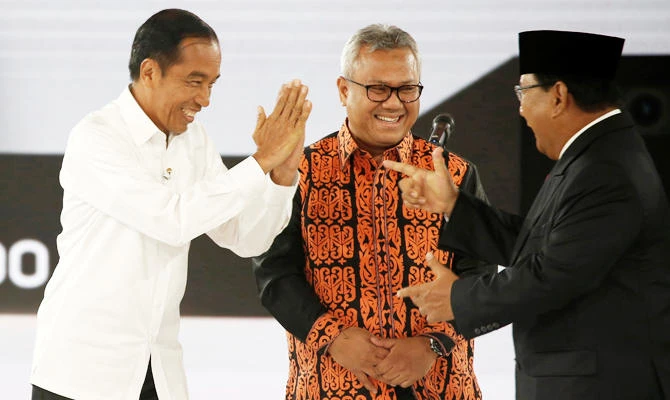 Indonesia's presidential candidate Joko Widodo greets his opponent Prabowo Subianto as Head of Indonesia's Election Comission Arief Budiman smiles during a televised debate in Jakarta, Indonesia, March 30, 2019. (REUTERS)