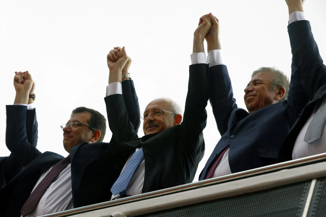 Ekrem Imamoglu, the main Turkish opposition Republican People's Party, CHP, candidate for Istanbul, right, CHP leader Kemal Kilicdaroglu, center, and the new Ankara Mayor from CHP, Mansur Yavas, salute supporters, in Ankara, Turkey, Tuesday, April 2, 2019. (AP)
