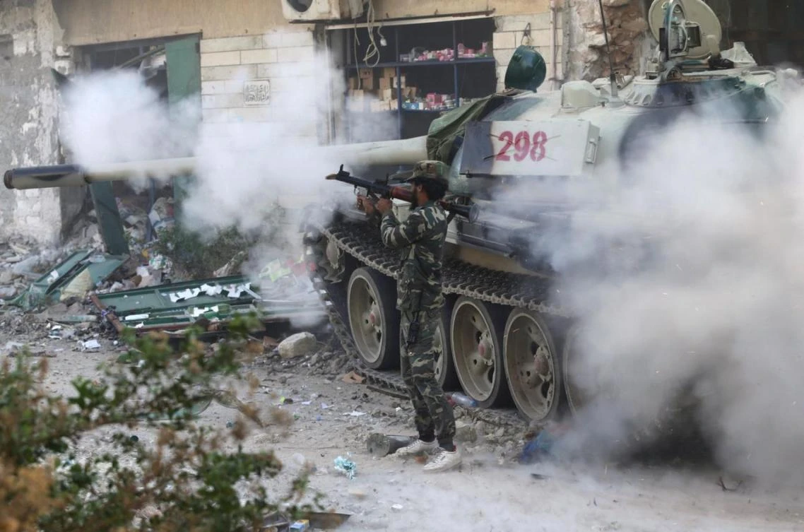 A member of the Libyan National Army fires a weapon during clashes with Islamist militants in Khreibish district in Benghazi, Libya, November 9, 2017. (Reuters)