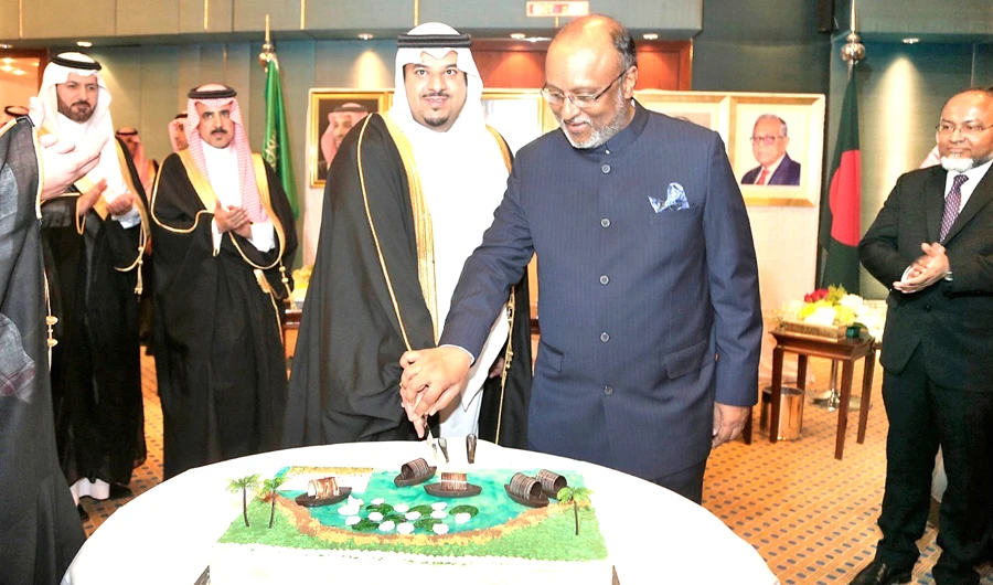 Deputy Governor of Riyadh Prince Mohammed bin Abdulrahman and Bangladeshi Ambassador Golam Moshi cut a cake to celebrate the occasion.