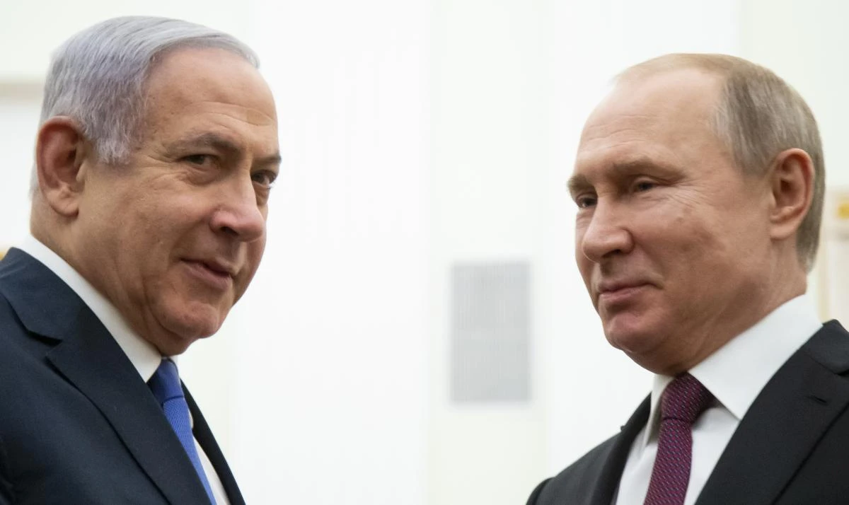 Russian President Vladimir Putin, right, and Israeli Prime Minister Benjamin Netanyahu pose for a photo during their meeting in the Kremlin in Moscow, Russia, Thursday, April 4, 2019. (AP)