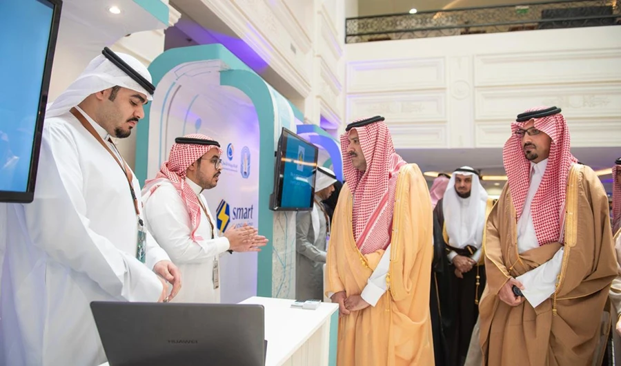 Madinah governor honors student innovators