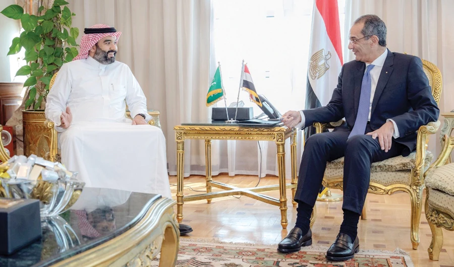 Saudi Minister of Telecommunication and IT Abdullah Al-Sawaha meets his Egyptian counterpart Amr Talat in Cairo on Sunday. (SPA)