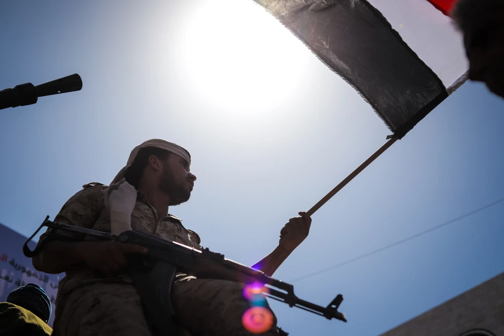 Yemeni army dismantles Houthi explosives