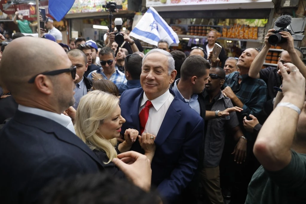 Israeli Prime Minister Benjamin Netanyahu walks through the Machane Yehuda market during a campaign event in Jerusalem on April 8, 2019. (AFP)